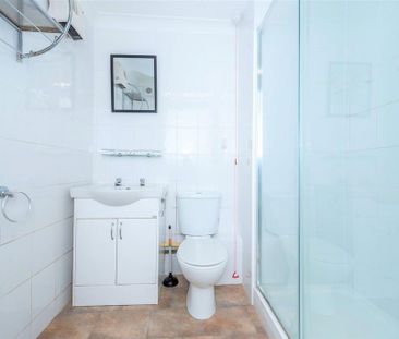 1 bedroom retirement property to rent - Photo 5