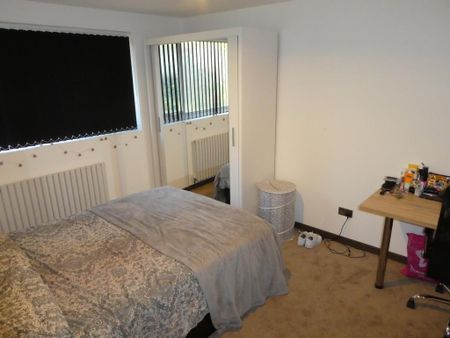 4 bedroom semi-detached house to rent - Photo 3