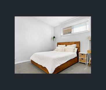 COASTAL COMFORT WITH AMPLE PARKING SPACE - Photo 3