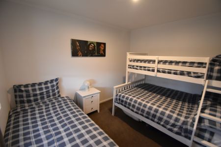 Spacious Furnished 5-Bedroom Hydro Home in Prime Central Location - Photo 4