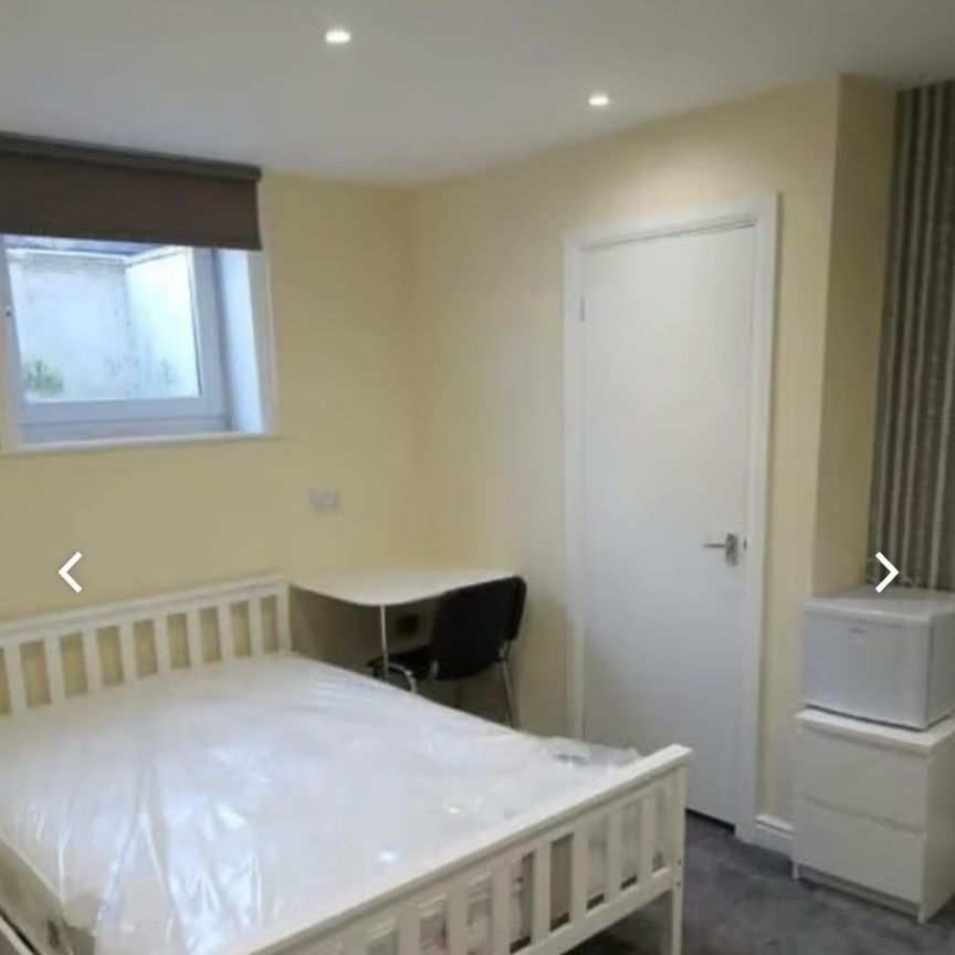 8 Bed - 24 Manor Terrace, Headingley, Leeds - LS6 1BU - Student - Photo 1