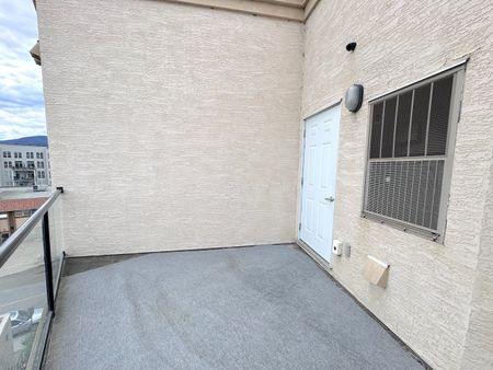 Avail. Dec 1st: Downtown – Top floor, 1 bedroom condo - Photo 5