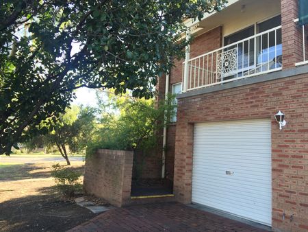 Central East Location - Just 2 Blocks to the CBD - Photo 4