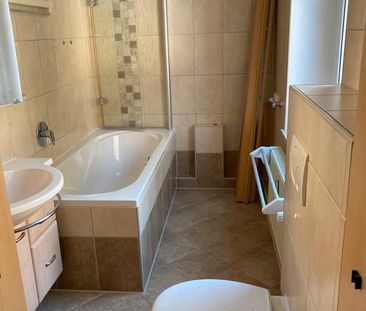 2 1/2 Zimmer Wohnung mit schöner Aussicht + niedrigen Heizkosten - Foto 2