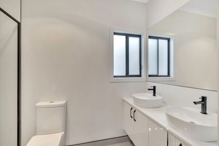 Beautifully Designed 4-Bedroom Family Home in Prime Location - Photo 5