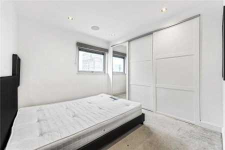 2 bedroom flat in London - Photo 4