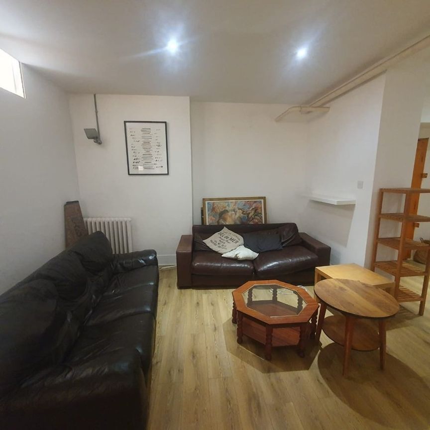 4 Bed Flat, Enterprise House, E9 - Photo 1
