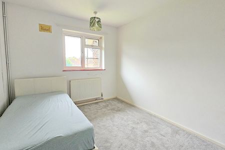 1 Bedroom Flat - Photo 2