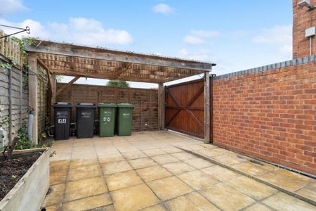 4 bedroom semi-detached house to rent - Photo 3