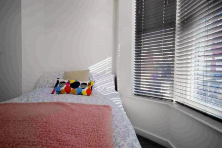 6 Beds 3 Baths - Photo 2