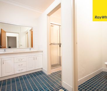 THREE BEDROOM TOWNHOUSE IN EXCELLENT LOCATION - Photo 3