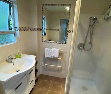 5 Bedroom Family Living in Brookfield - Photo 1