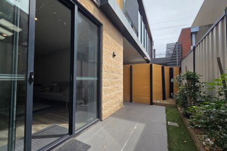 “Stylish and convenient living in the heart of Coburg” - Photo 5