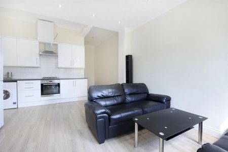 3 bedroom flat to rent - Photo 3