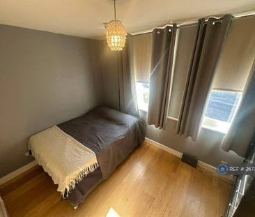 1 bedroom in a flat share to rent - Photo 2