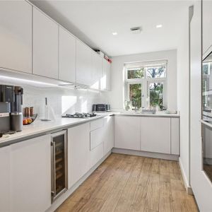 4 bedroom end of terrace house to rent - Photo 2