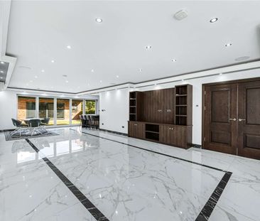 A five bedroom family home with gated off-street parking. - Photo 1