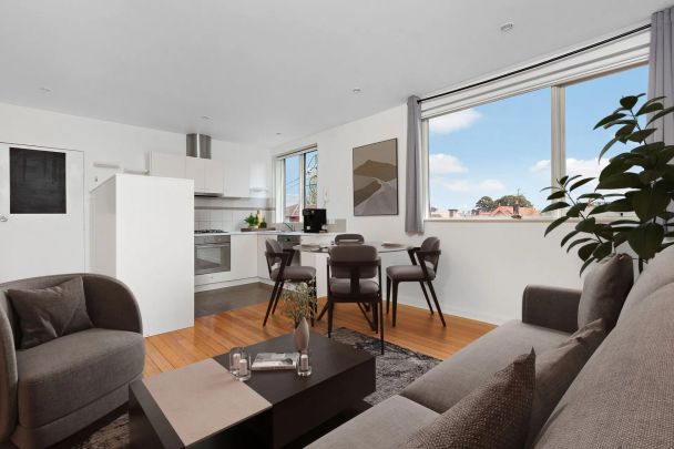 Spacious & Stylish One-Bedroom Apartment in Prime St Kilda Location - Photo 1