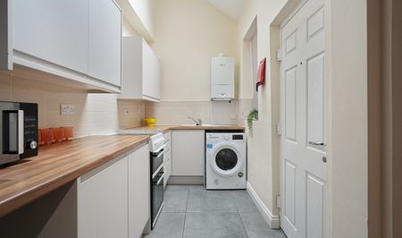 4 bedroom property with 2 bathrooms - Photo 3