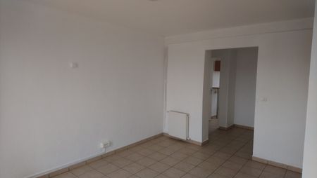 Appartement T3 de 57 m² en bon état général avec un balcon et un cellier. - Photo 3