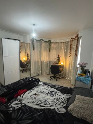 Room in a Shared House, London, N18 - Photo 1