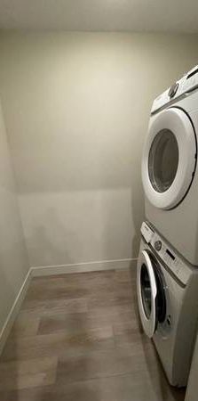 Bright 1BR/In suite laundry/SS appliances/Vinyl flooring/No pets - Photo 1