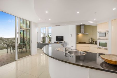 Luxurious Multi-Level Penthouse with Private Rooftop Jacuzzi & Panoramic Views - Photo 4