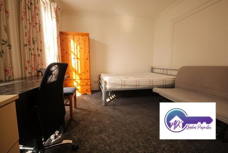 1 bedroom in a flat share to rent - Photo 3