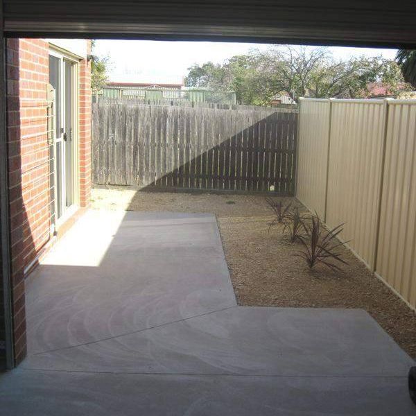 Three Bedroom Unit in great location! - Photo 1