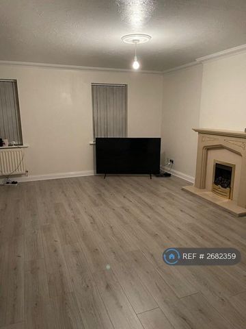 4 bedroom semi-detached house to rent - Photo 2