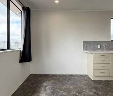 Freshly Renovated 3 Bedroom Family Home in Convenient Location - Photo 3