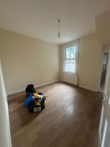 Three/Four bed house ideal for families- £2550 - Photo 5