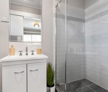 GORGEOUS FOUR BEDROOM FAMILY HOME - Photo 6