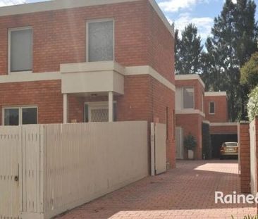 Cul-de-sac quiet with park-side pleasures - Photo 1