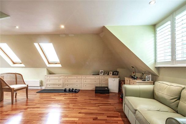 A superb family home in a private position with beautifully landscaped gardens - Photo 1