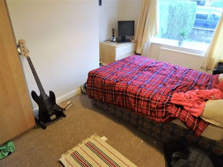 3 bedroom House in Cliffe Side Gardens, Leeds - Photo 4