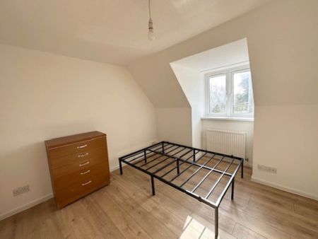 Juniper Lane, Beckton - Photo 2