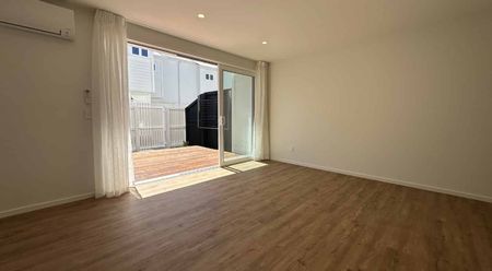 Charming 2-Bedroom Townhouse Available in Edgeware - Photo 3