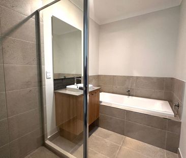 NEAR NEW 3 BEDROOM 2 BATHROOM TOWNHOUSE! - Photo 6