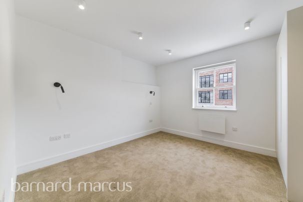 Mitcham Lane, London - Photo 1