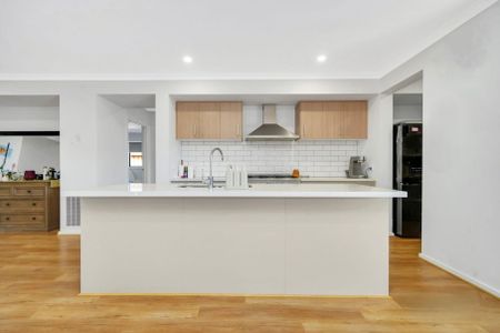 Your Dream Family Home Awaits: Modern 4-Bedroom Haven with Stunning Views - Photo 4