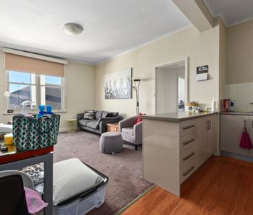 Central Apartment with Parking! - Photo 1