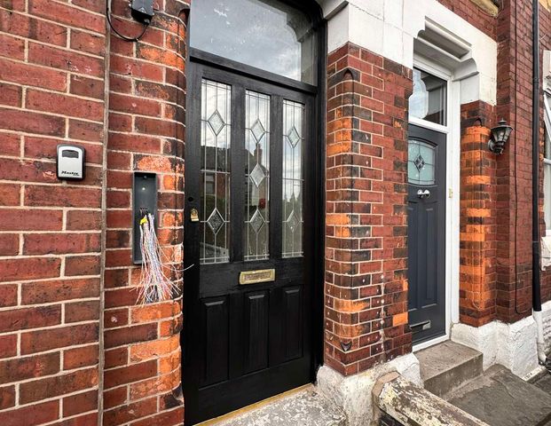 Oldham Road Room 6 - Photo 1