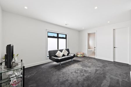 ULTRA SPACIOUS & ULTRA MODERN TOWNHOUSE - Photo 4