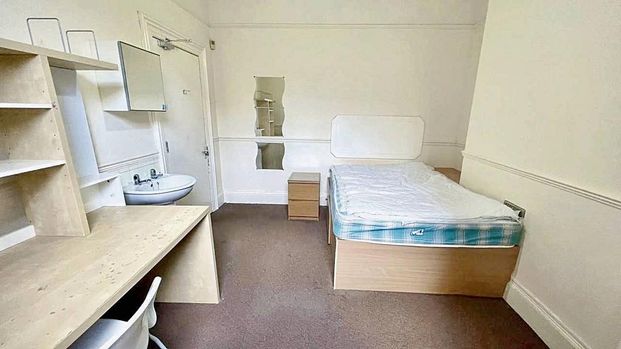 1 bedroom in a house share to rent - Photo 1