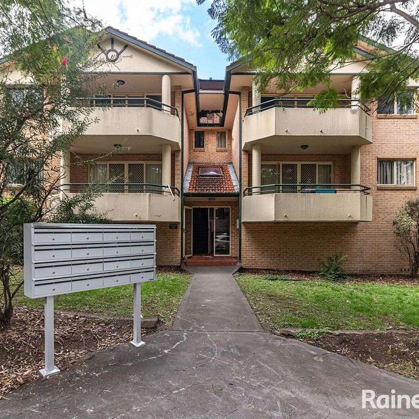Well Presented 2 Bedroom Unit in a Central Location! - Photo 2