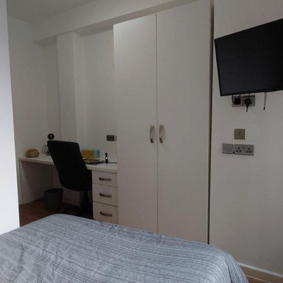 4 bedroom flat to rent - Photo 1