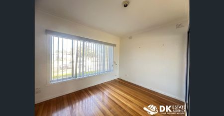 Conveniently Located in St Albans - Photo 4