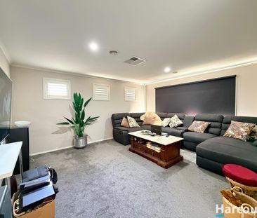 Exceptional Space, Comfort & Versatility in a Prime Lyndhurst Location - Photo 1