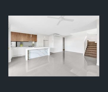 Hope Island Living – 4 Bedroom + Study Townhome - Photo 4